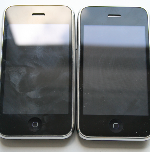 iPhone 3G (links) und iPhone 3GS (rechts)