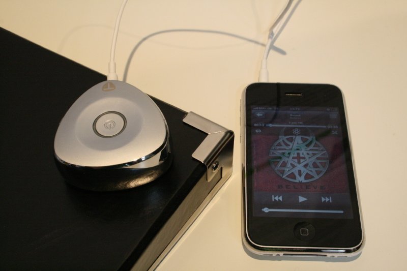 Tunebug Vibe auf Klangschachtel an iPhone angeschlossen