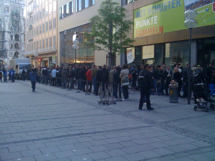 Apple Store - Schlange vor iPad-Start in München,