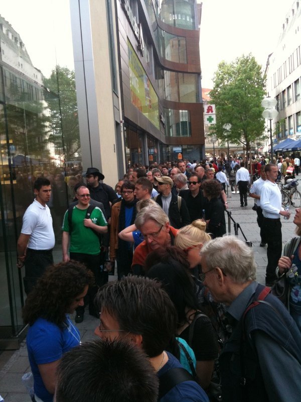 Apple Store - Schlange zum iPad-Start in München,