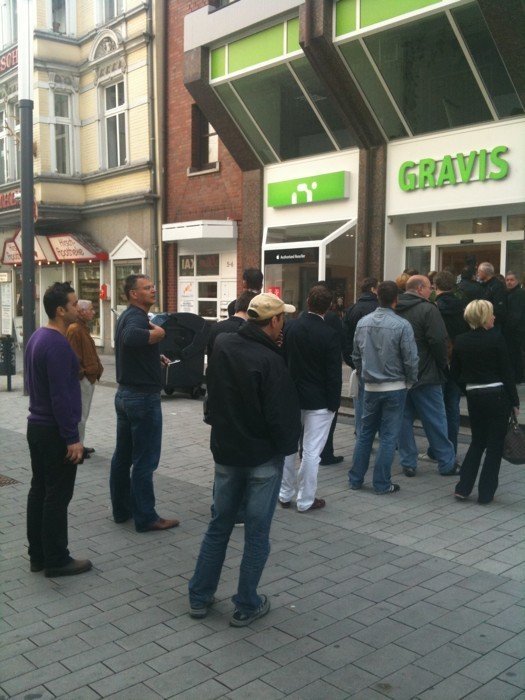 Gravis - Schlange in Essen bei iPad-Start
