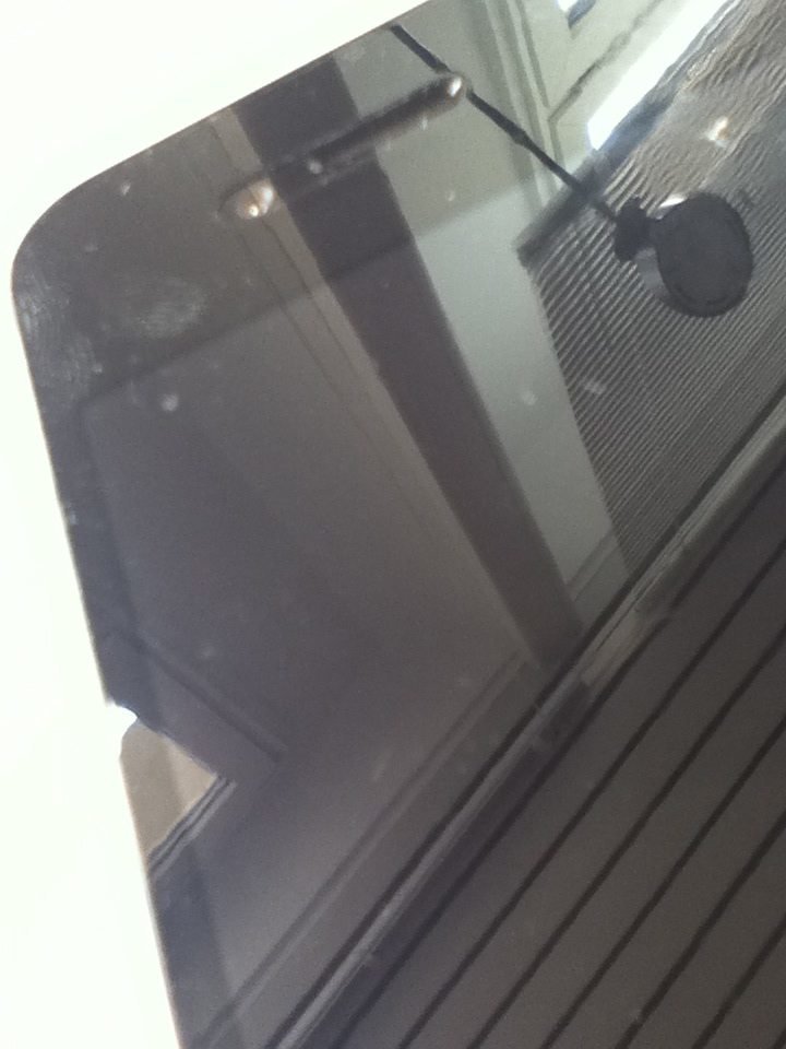 Fingerabdruck unter der Wrapsol Ultra Drop + Scratch Protection Folie auf dem iPhone 4