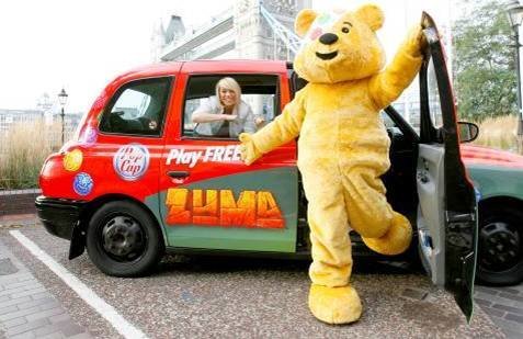 Liz McClarnon und Pudsey Bär auf Tour mit dem Popcap-Bus Liz McClarnon und Pudsey Bär auf Tour mit dem Popcap-Bus