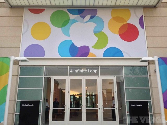 Eingang zum 4 Infinite Loop am Apple Campus in Cupertino