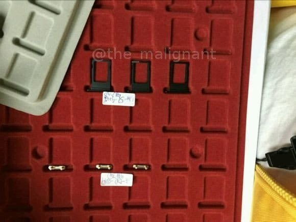 iPhone 7 in Spaceblack - SIM-Slots, Bild: @the_malignant