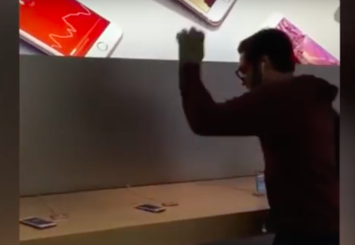 Mann verstört iPhone im Apple Store Bild: Video-Screenshot Mann verstört iPhone im Apple Store Bild: Video-Screenshot