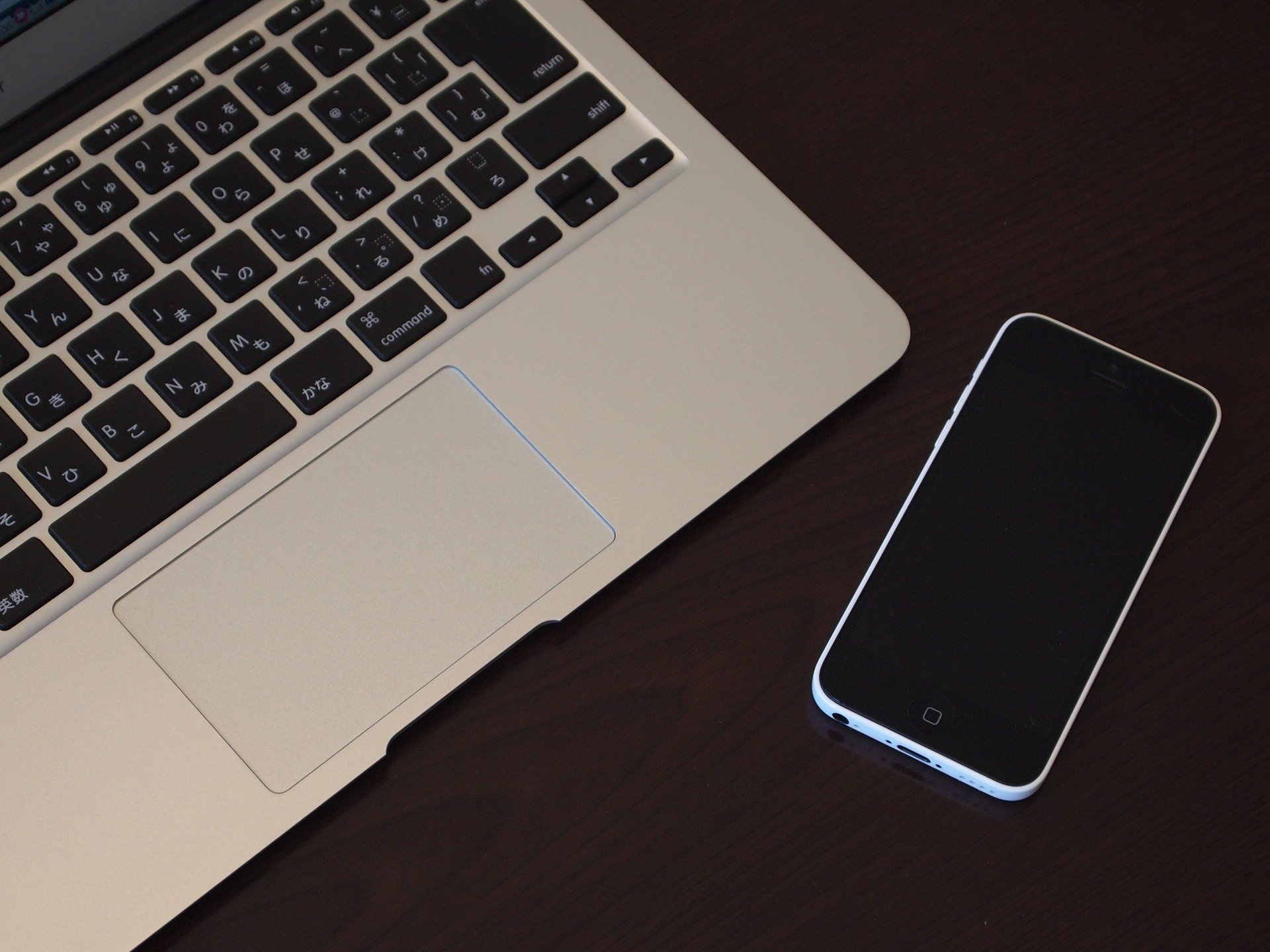 iPhone 5C neben MacBook Air