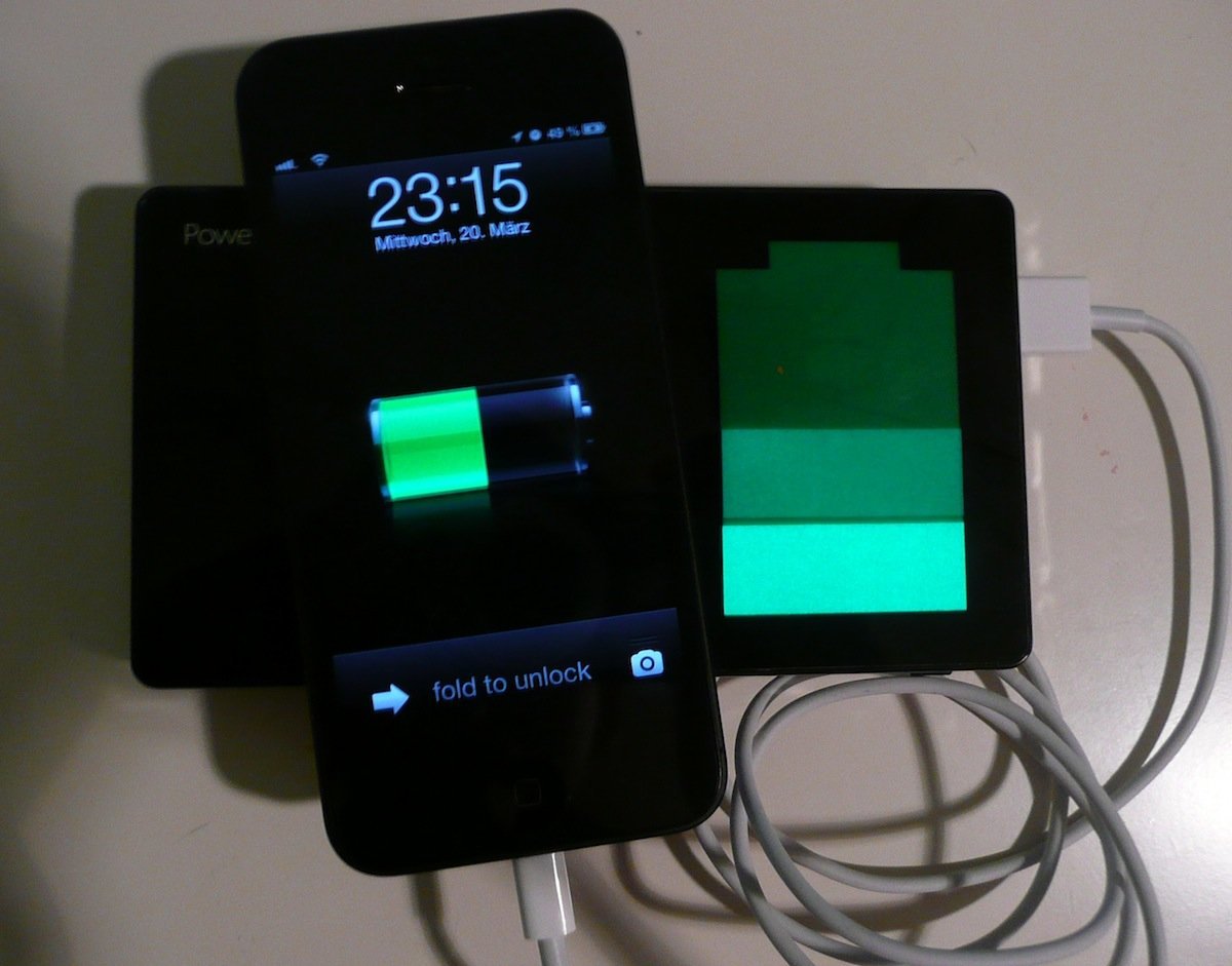 Power Bank mit ladendem iPhone
