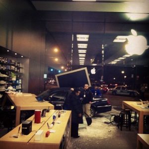Foto von Unfall im Apple Store im Lincoln Park, Chicago. Foto: @EricIngrum