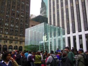 Apple Store New York, 5th Avenue, Schlangen vor der Eröffnung, Foto: cpkatie (Flickr)