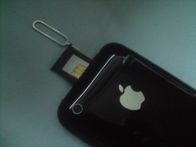 iPhone 3G: Auswurf der Sim-Karte, Foto: Luke2511 iPhone 3G: Auswurf der Sim-Karte, Foto: Luke2511