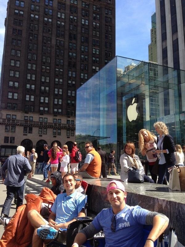 Camper vor dem Apple Store in der Fifth Avenue, die auf das iPhone 5S warten, Foto: SellYourMac Camper vor dem Apple Store in der Fifth Avenue, die auf das iPhone 5S warten, Foto: SellYourMac