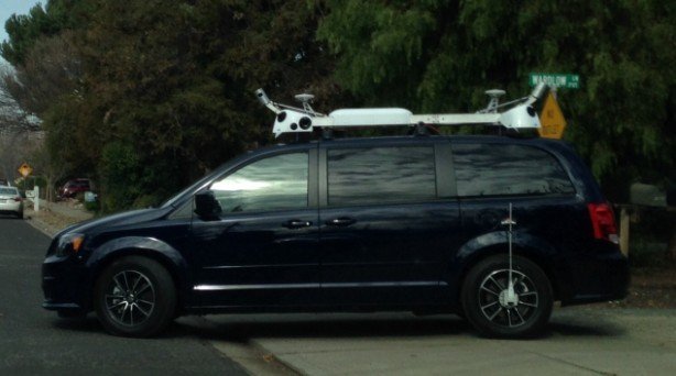Minivan mit Kamera auf Dach Minivan mit Kamera auf Dach