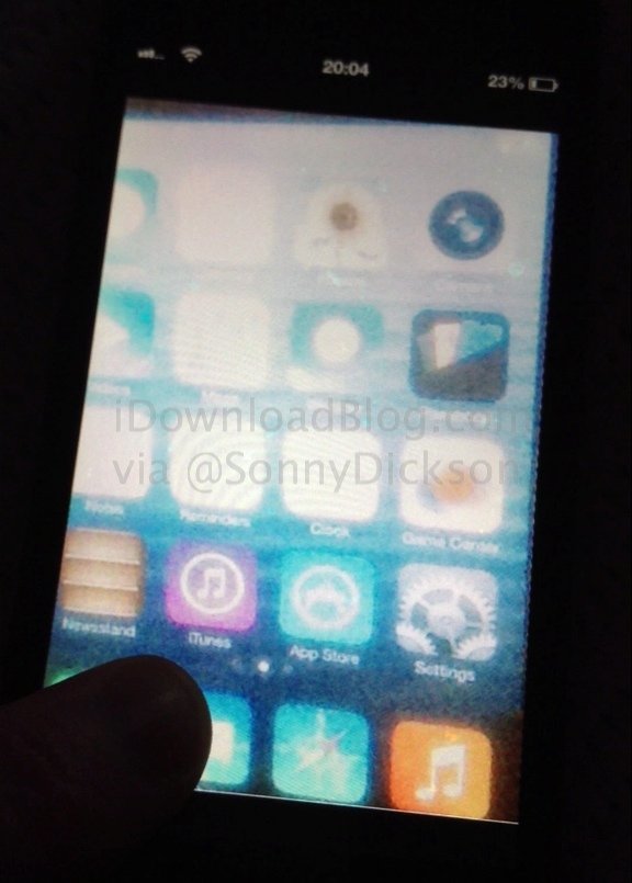 Leak des iOS-7-Home-Screens, Foto: @SonnyDickson Leak des iOS-7-Home-Screens, Foto: @SonnyDickson
